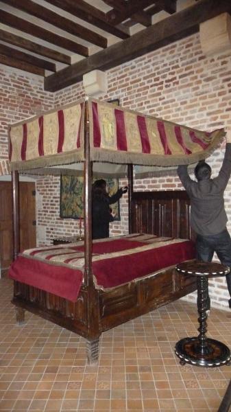 CLOS LUCE Restauration des orfrois du lit de la Chambre de Marguerite de Navarre (XVème) 