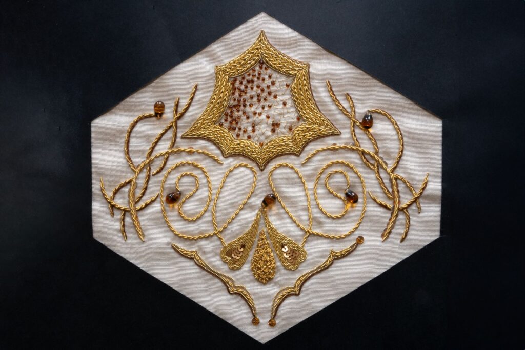 Broderie au fil d'or 21 heures niveau 1