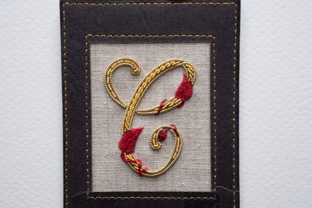 Broderie élégante de la lettre de votre choix. 3 matières, 3 techniques. Pour débutants en broderie or