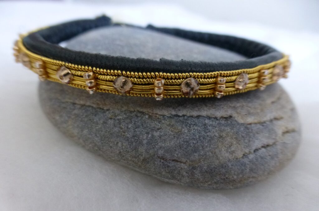 Bracelet "Eclat de cristal et perles sur cannetille" version "or"