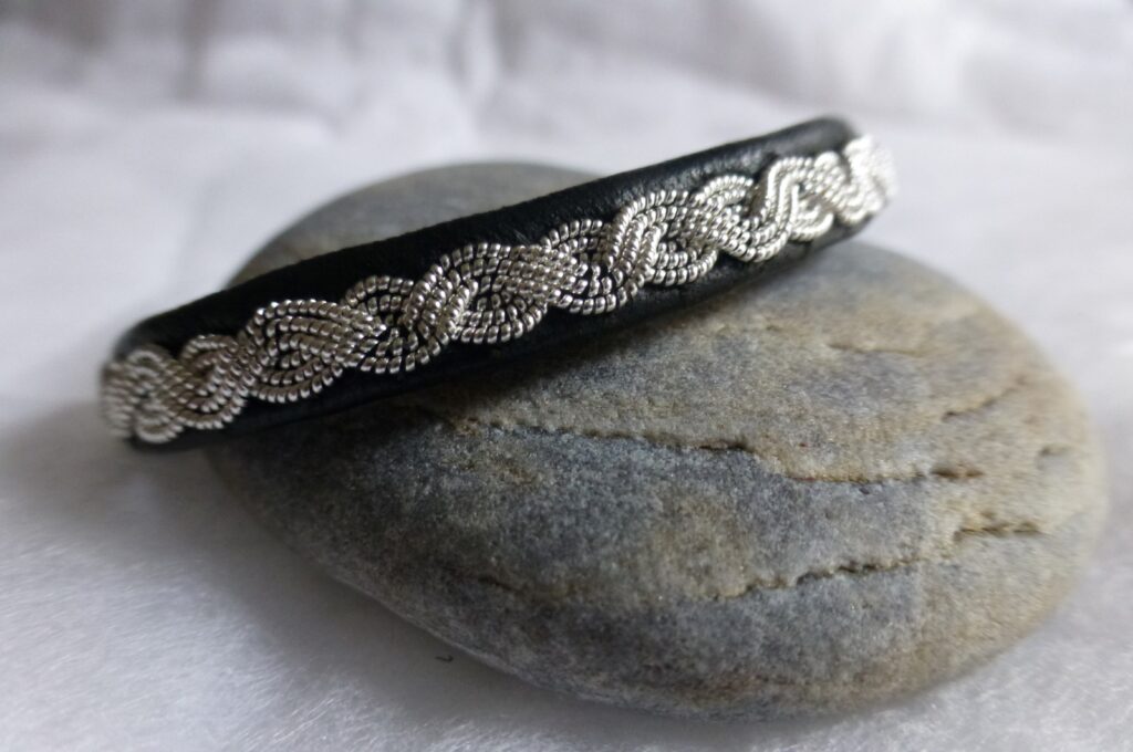 Bracelet avec torsade brodée or sur agneau plongé