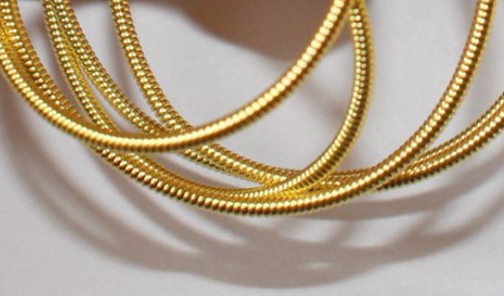 Fil métallique rigide travaillé en ressort