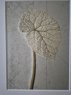 Cette feuille broderie appartient à une série de 6 photographies, œuvres d'art de Sophie Zénon brodées à la cannetille avec des perles de cristal et des paillettes par Sylvie Deschamps