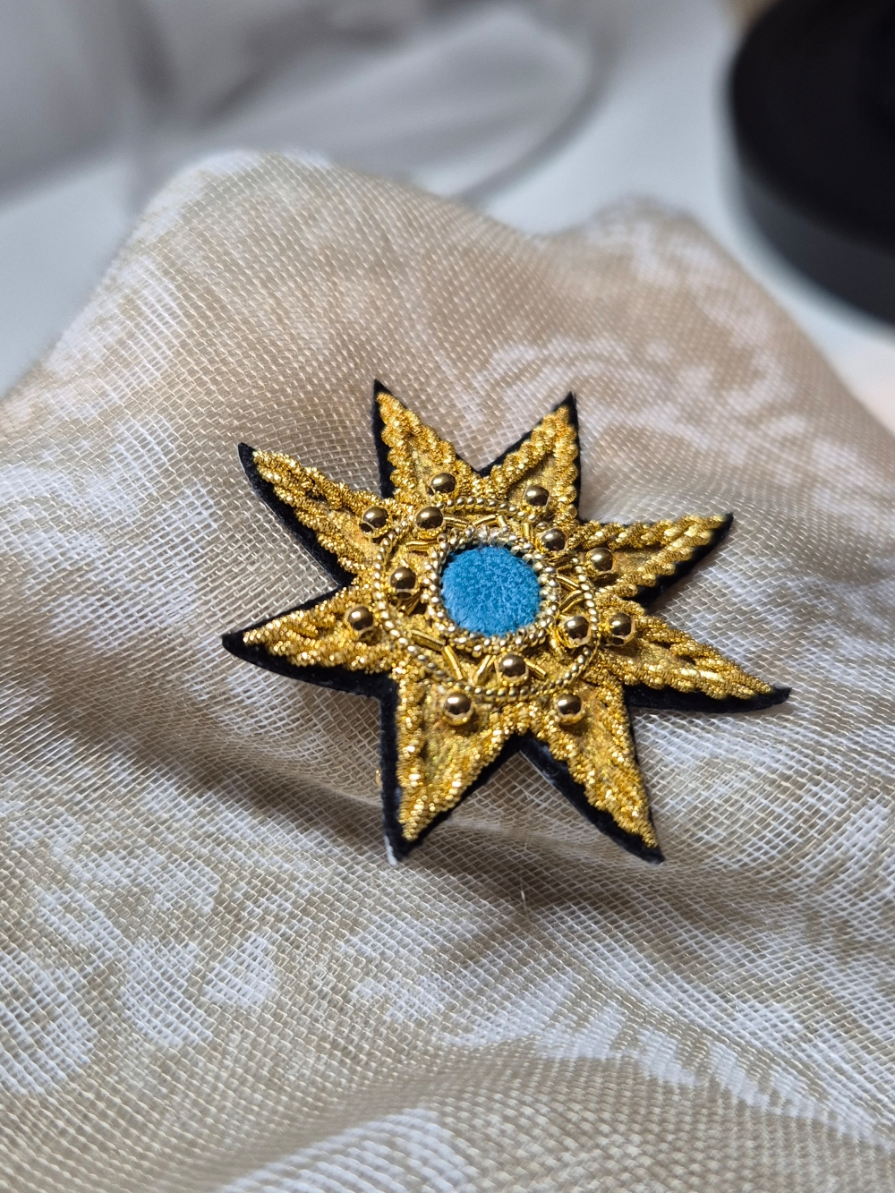 Broche brodée or sur suédine