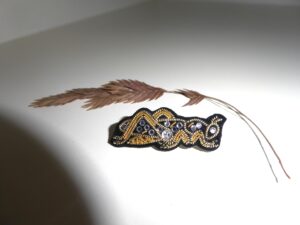 Cette broche joaillère est brodée à la main