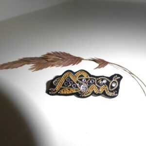 Cette broche joaillère est brodée à la main