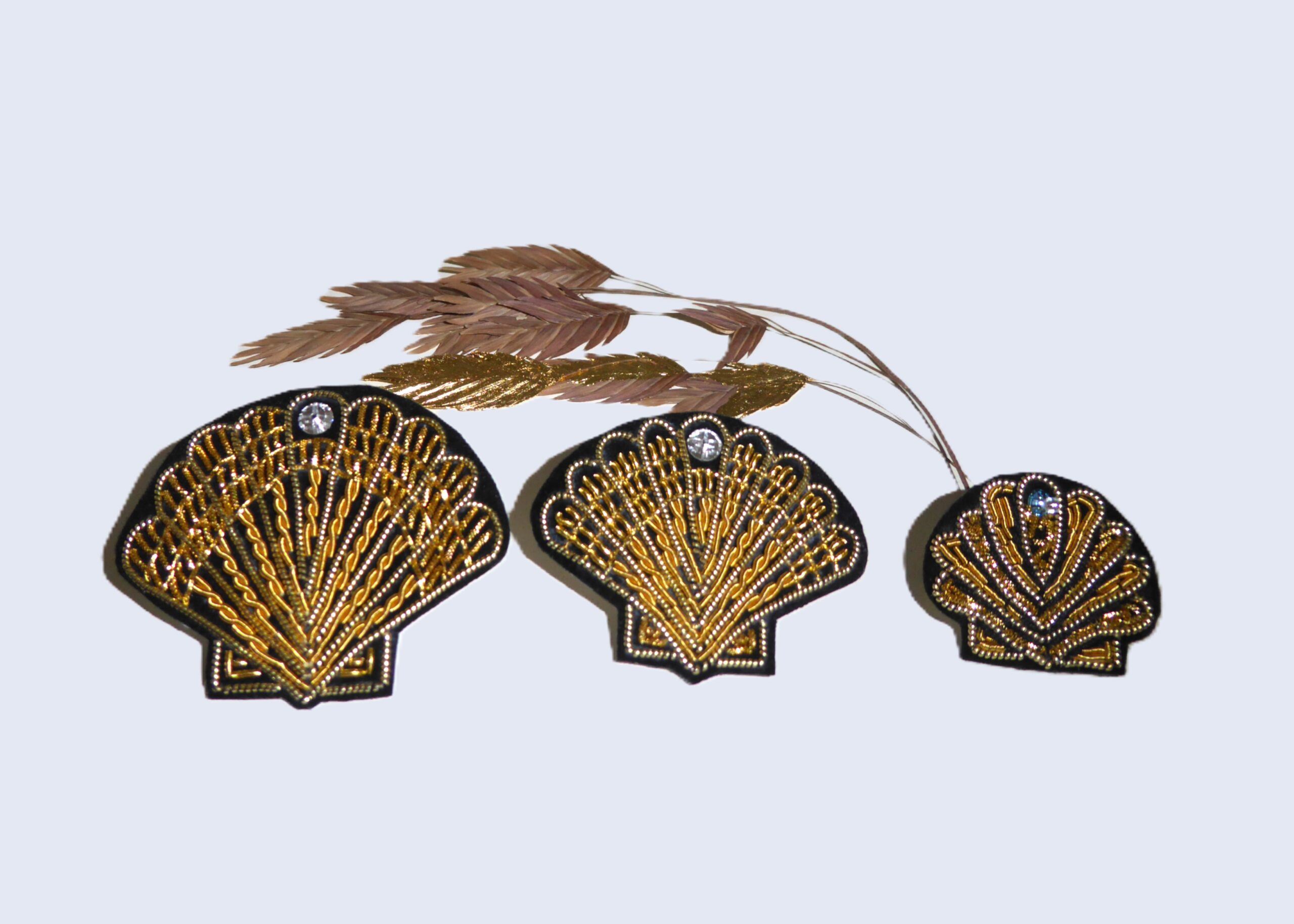 Bijou élégant décliné en 3 tailles brodé aux fils d'or à la main dans notre atelier à Rochefort dans des matières de haute qualité